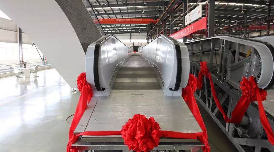 “熱火朝天迎下線，風(fēng)雨無阻忙發(fā)運(yùn)”—西尼機(jī)電 · 斯圖加特重載自動(dòng)人行道下線、發(fā)運(yùn)儀式隆重舉行！